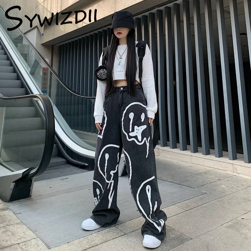 Уличные женские джинсы SYWIZDII с принтом, модные ретро брюки в стиле хип-хоп, повседневные широкие брюки из денима с граффити, Длинные свободны...
Уличные женские джинсы SYWIZDII с принтом, модные ретро брюки в стиле хип-хоп, повседневные широкие брюки из денима с граффити, Длинные свободны...