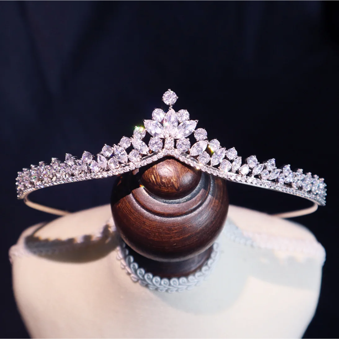 2022 New Handmade simple micro inlaid zircon bride wedding Tiara crown hair accessories fashion jewelry (5pcs of free shipping)
2022 New Handmade simple micro inlaid zircon bride wedding Tiara crown hair accessories fashion jewelry (5pcs of free shipping)