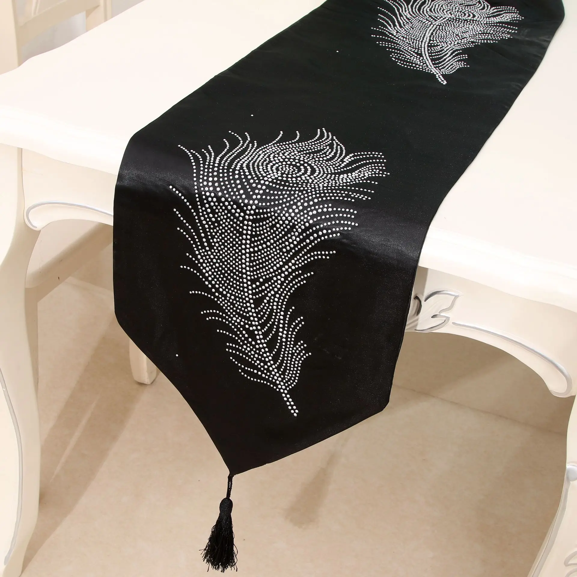 Nordic style explosion black feather silk diamond grid embroidered tablecloth bed end TV cabinet cover cloth table runner
Nordic style explosion black feather silk diamond grid embroidered tablecloth bed end TV cabinet cover cloth table runner