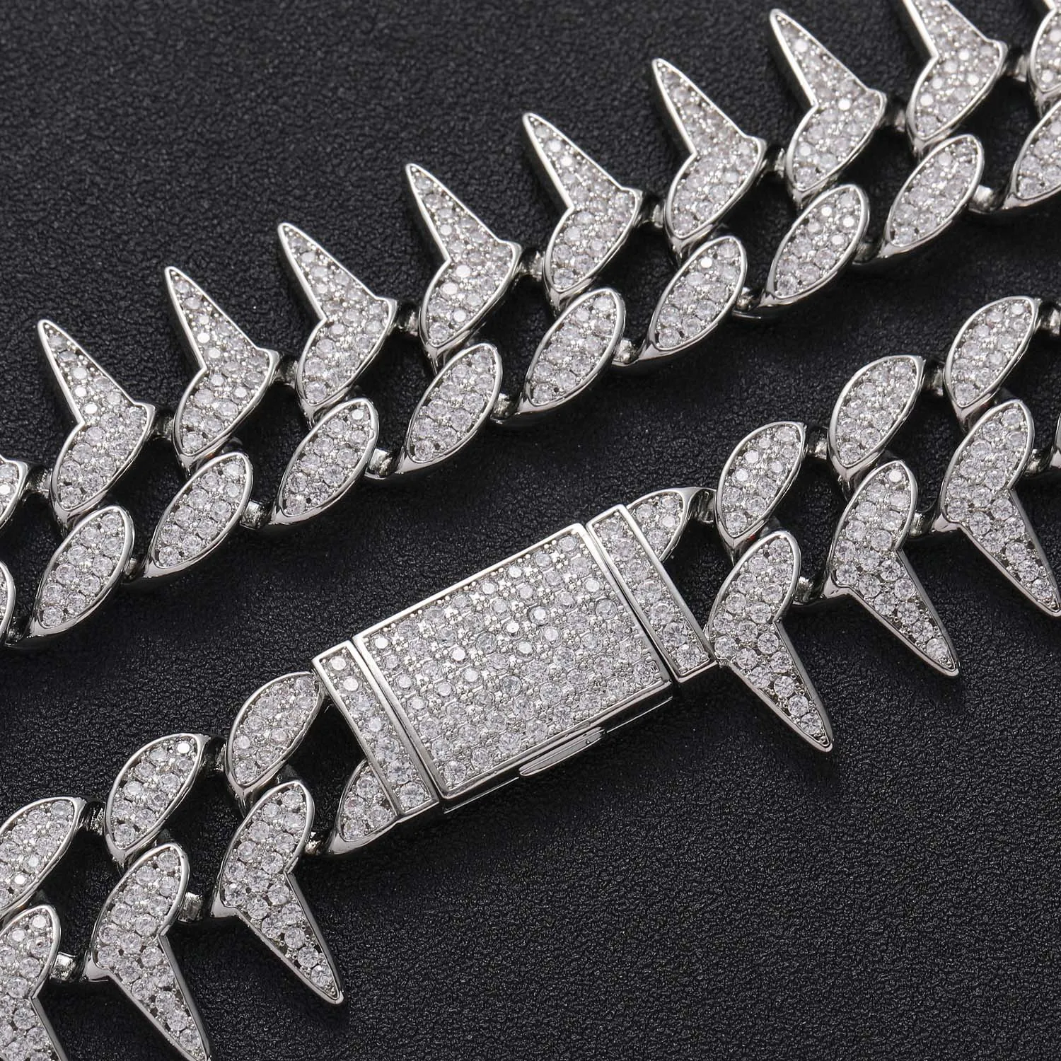 High Quality Domineering Hip Hop Spiked Cuban Chain Copper Inlaid Zircon 18K Gold Plating Exaggerated Men Chain Necklace
High Quality Domineering Hip Hop Spiked Cuban Chain Copper Inlaid Zircon 18K Gold Plating Exaggerated Men Chain Necklace