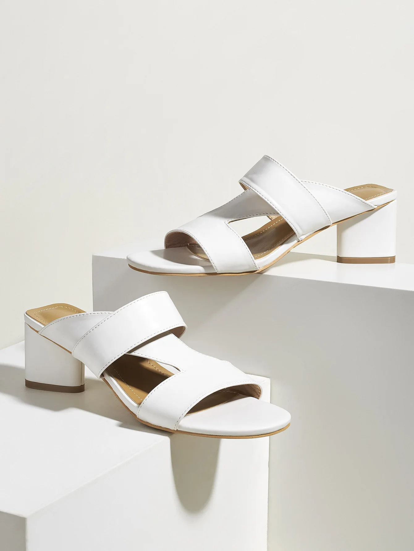 2021 spring and summer fashion new style foreign style simple and generous Mid Heel thick heel fairy versatile casual pure color
2021 spring and summer fashion new style foreign style simple and generous Mid Heel thick heel fairy versatile casual pure color