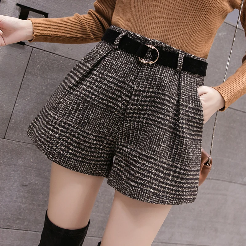 2020 New Autumn Winter Wool Shorts Women Korean High Waist Plaid Wide Leg Shorts Femme Casual Loose Boots Shorts
2020 New Autumn Winter Wool Shorts Women Korean High Waist Plaid Wide Leg Shorts Femme Casual Loose Boots Shorts