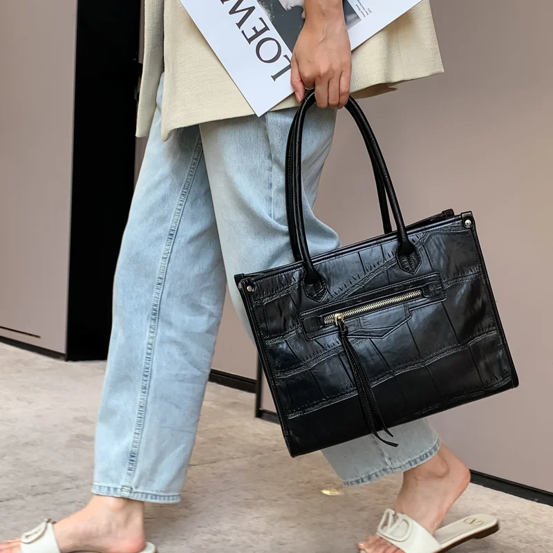 High Quality Cowhide Luxury Brand Smiley Face Tote Bag Solid Color Crossbody Shoulder Bag Designer Handbags Fashionable Bags Cc
High Quality Cowhide Luxury Brand Smiley Face Tote Bag Solid Color Crossbody Shoulder Bag Designer Handbags Fashionable Bags Cc