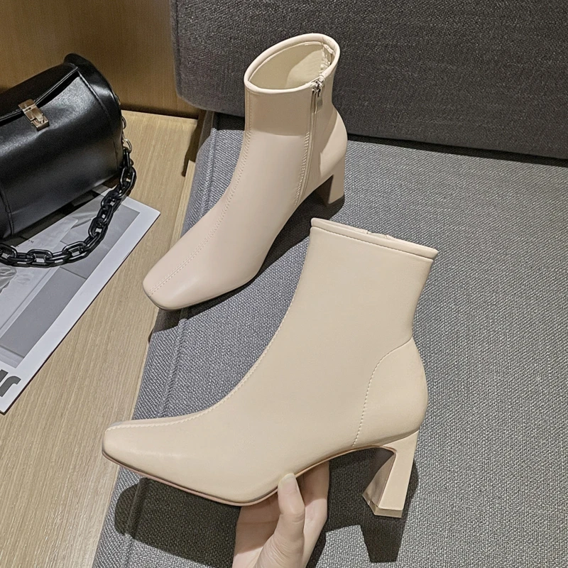 British Style Fashion Square Toe Short Boots Women 2021 Autumn and Winter New Fashion Boots Short Tube Thick Heel Single Boots 
British Style Fashion Square Toe Short Boots Women 2021 Autumn and Winter New Fashion Boots Short Tube Thick Heel Single Boots