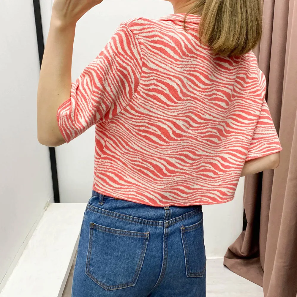 DiYiG WOMAN 2021 summer new women's sweet lapel short sleeve buckle short printed jacquard shirt top
DiYiG WOMAN 2021 summer new women's sweet lapel short sleeve buckle short printed jacquard shirt top