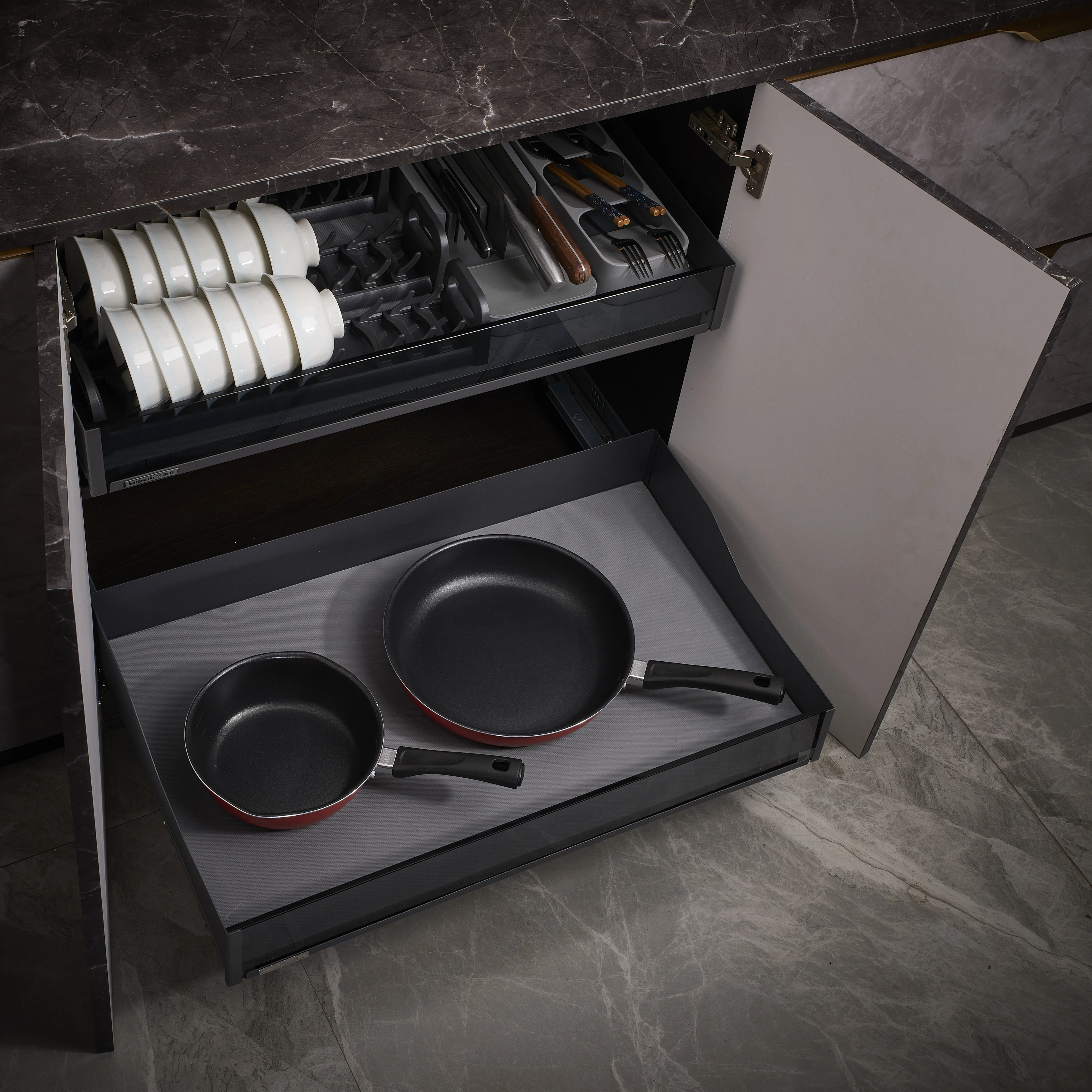 China Manufacture Economical Kitchen Cabinet Mount Pull Out Shallow Tray Pot Rack With Gray Grass Storage Dish Rack SUP-2602-2B
China Manufacture Economical Kitchen Cabinet Mount Pull Out Shallow Tray Pot Rack With Gray Grass Storage Dish Rack SUP-2602-2B