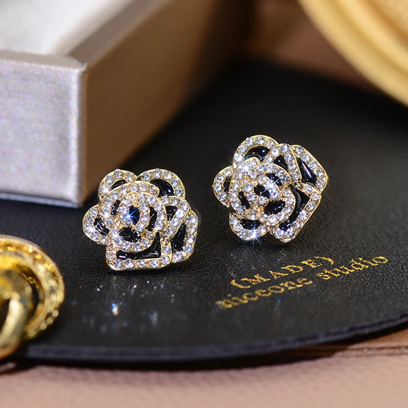 Super Shining Top Quality Hollow Camellia Women Earring AAA Bling Zirconia Stud Earrings Engagement Pendant Jewelry for Bridal
Super Shining Top Quality Hollow Camellia Women Earring AAA Bling Zirconia Stud Earrings Engagement Pendant Jewelry for Bridal