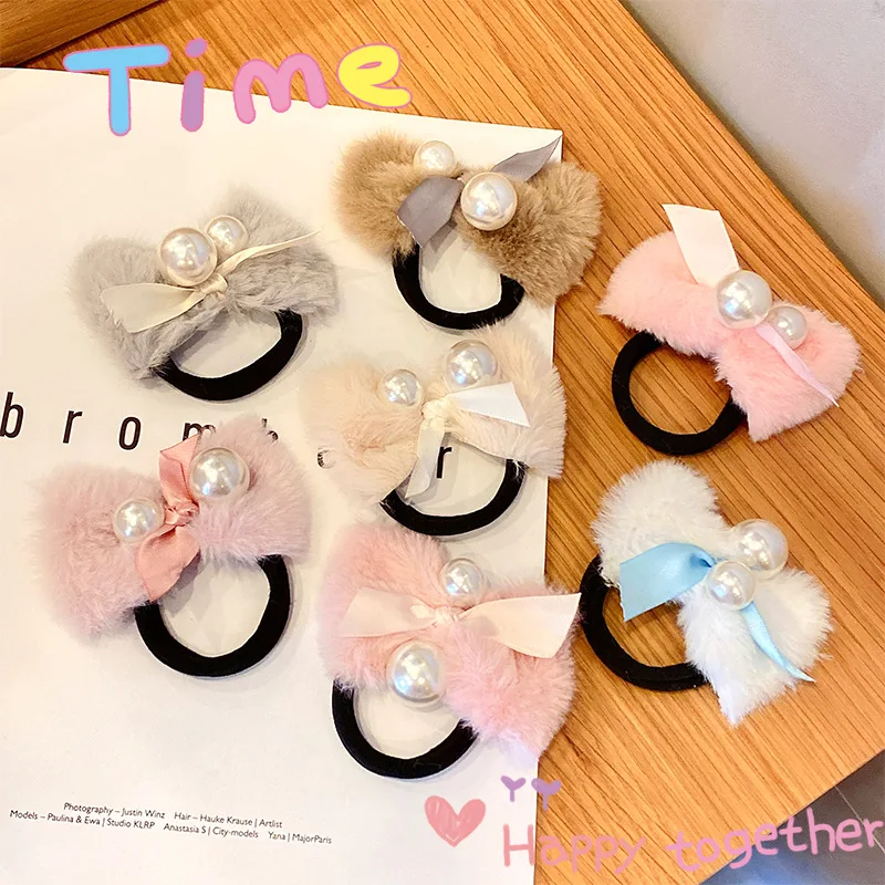 Женская резинка для волос с помпоном и жемчугом
Женская резинка для волос с помпоном и жемчугом