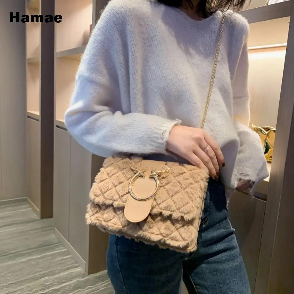 Fashion Winter Furry Women's Shoulder Bags Gold Chain Female Bags Soft Plush Lady Crossbody Bag Fur Handbags Messenger bag 2021
Fashion Winter Furry Women's Shoulder Bags Gold Chain Female Bags Soft Plush Lady Crossbody Bag Fur Handbags Messenger bag 2021