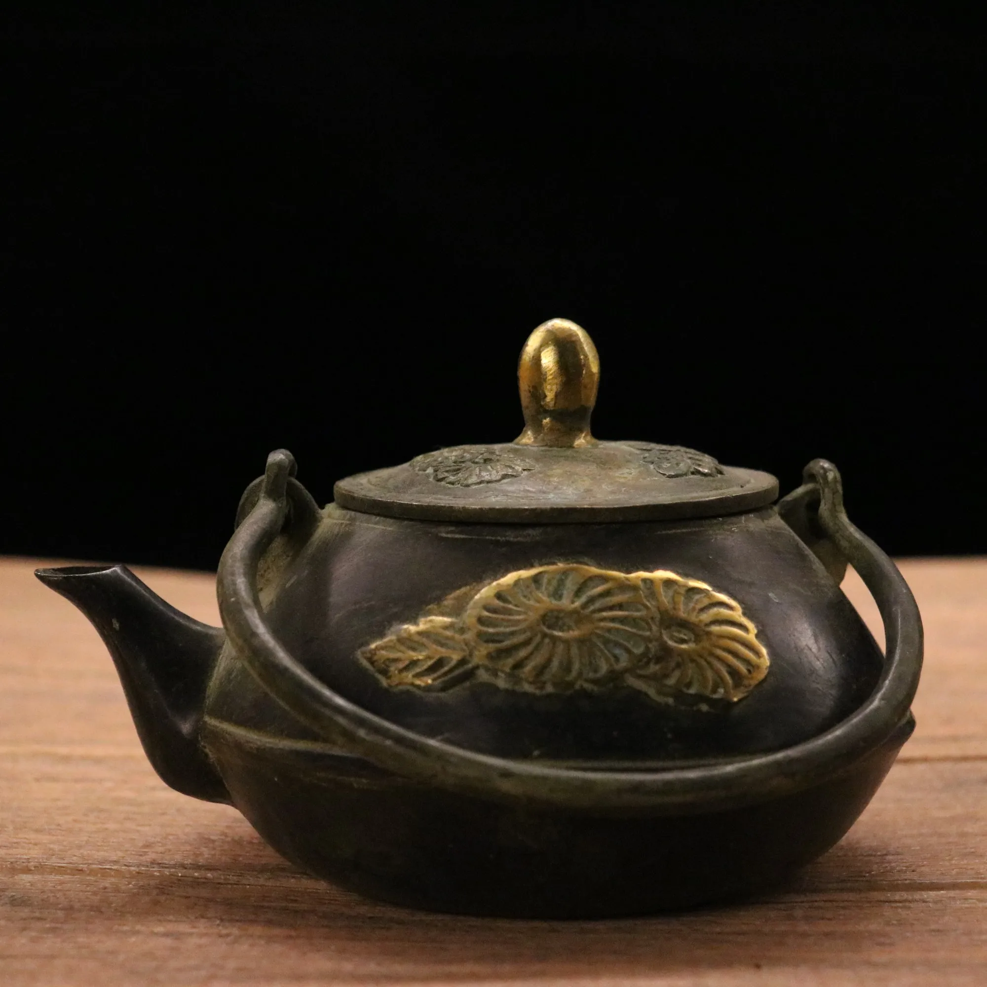 

Китайская народная коллекция 7 дюймов, старинная бронзовая позолоченная скульптура, чайник с хризантемой, стая сборка богатства, офисные ук...