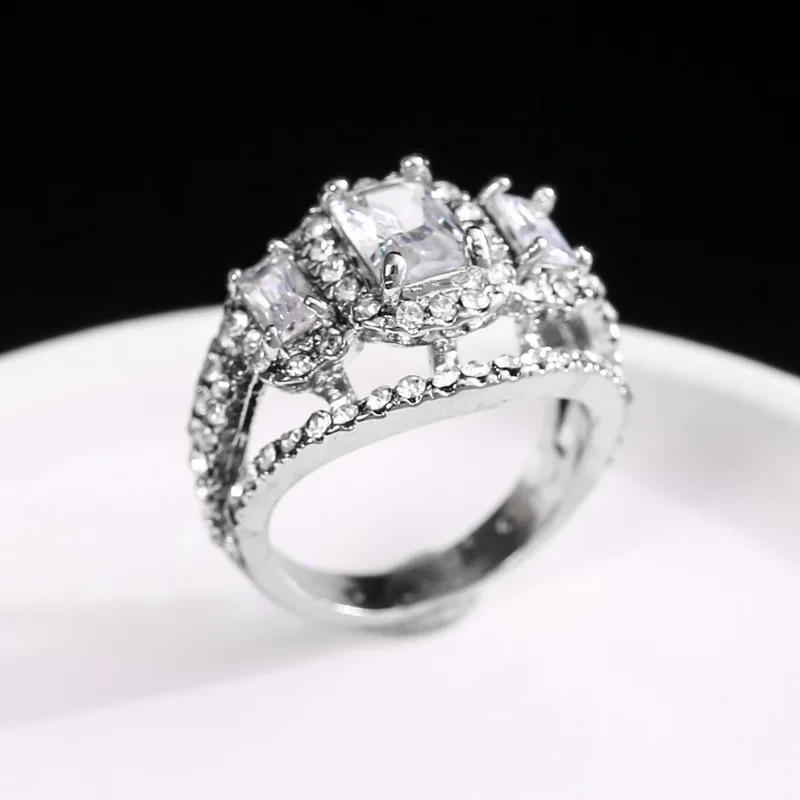 2021 Classic Designer Square White Zircon Hollow Bride Rings For Women Fashion Silver Color Female Jewelry Wedding Party Gifts
2021 Classic Designer Square White Zircon Hollow Bride Rings For Women Fashion Silver Color Female Jewelry Wedding Party Gifts