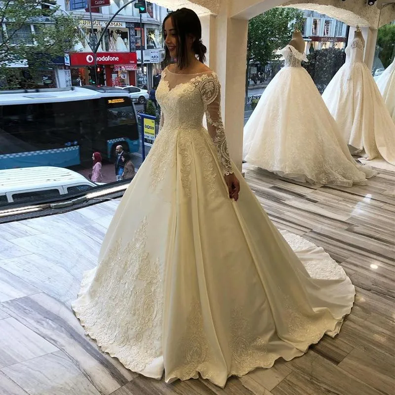 Vintage Beaded scoop Neck Satin Wedding Dresses Long Sleeve Sequined sweep train Vestidos De Novia Wedding Gown Button Back
Vintage Beaded scoop Neck Satin Wedding Dresses Long Sleeve Sequined sweep train Vestidos De Novia Wedding Gown Button Back