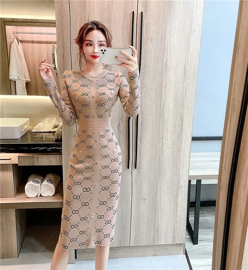 Трикотажное платье, новинка сезона осень-зима 2021, модное винтажное платье-свитер, облегающее платье для женщин, для вечеринок
Трикотажное платье, новинка сезона осень-зима 2021, модное винтажное платье-свитер, облегающее платье для женщин, для вечеринок