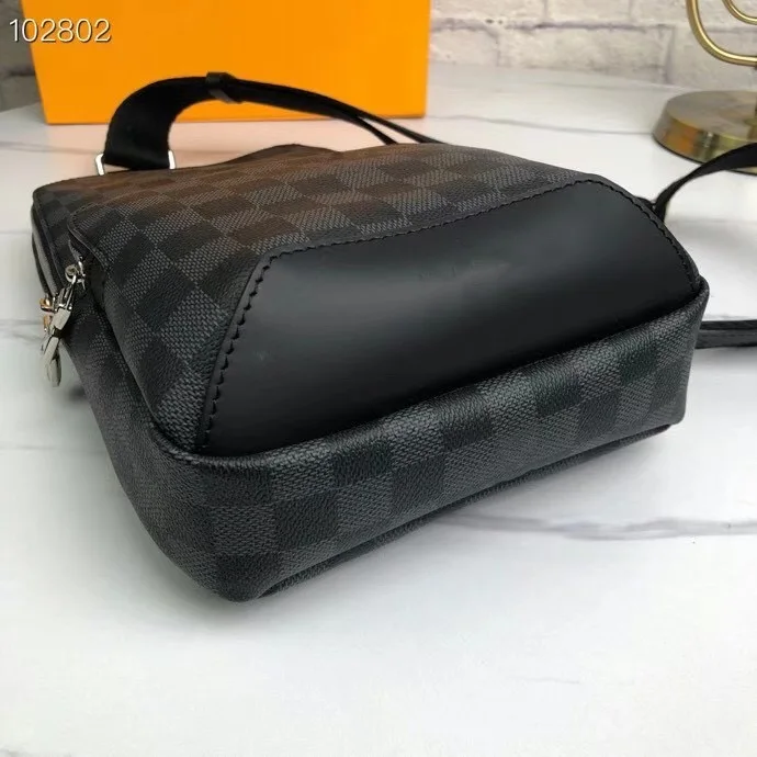 New upgraded men's chest bag quality original customized hardware original leather
New upgraded men's chest bag quality original customized hardware original leather