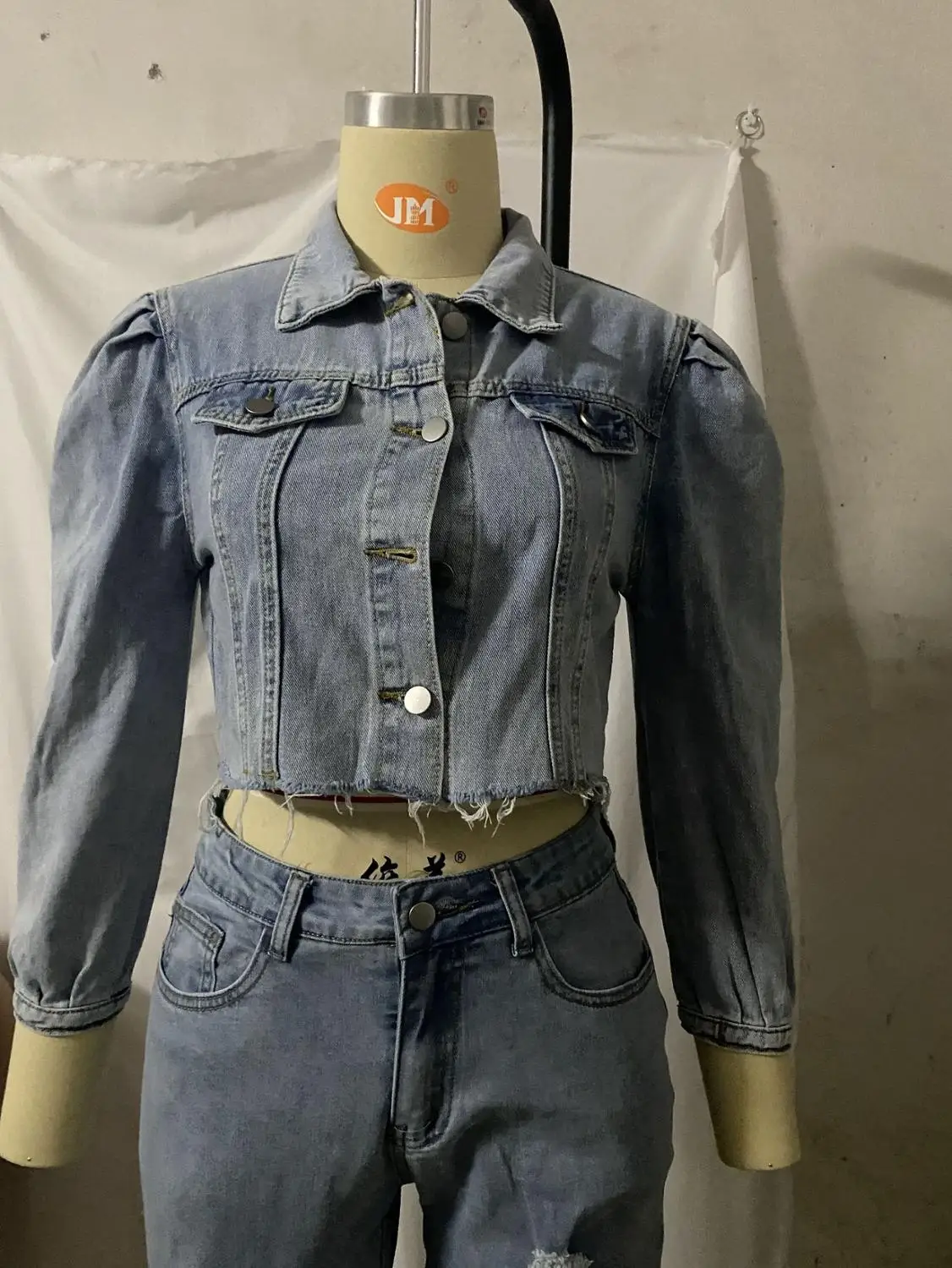 Plus Size 3XL Women Cropped Jeans Jackets Women Autumn 2020 Ruched Puff Sleeve Slim Fit Denim Coat Short Turn Collar Femme Veste 
Plus Size 3XL Women Cropped Jeans Jackets Women Autumn 2020 Ruched Puff Sleeve Slim Fit Denim Coat Short Turn Collar Femme Veste