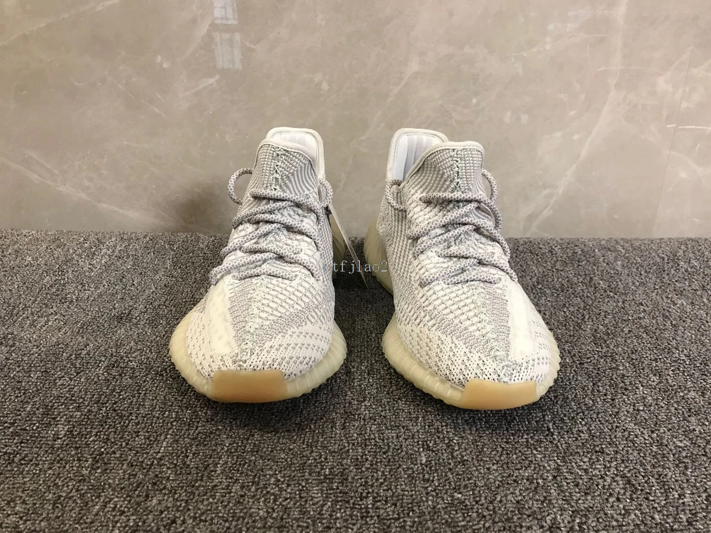 Original Yeezy Boost 350 V2 Men/Women Jogging Shoes Soft Bottom Lightweight Comfortable Sports Sneakers 36-45
Original Yeezy Boost 350 V2 Men/Women Jogging Shoes Soft Bottom Lightweight Comfortable Sports Sneakers 36-45