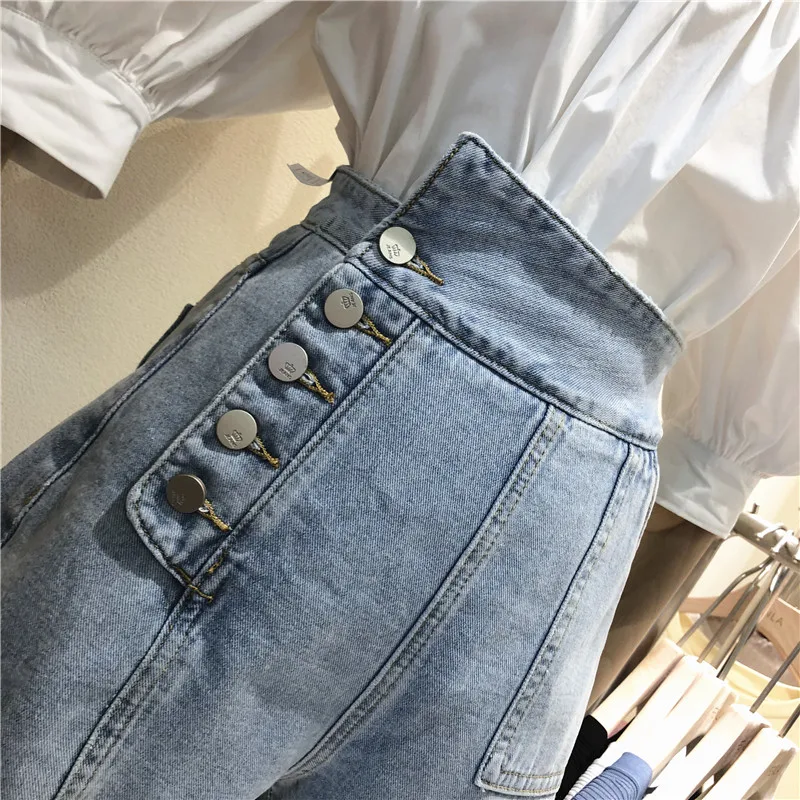 Fashion summer new Korean version of the loose wild wide leg high waist raw denim shorts
Fashion summer new Korean version of the loose wild wide leg high waist raw denim shorts
