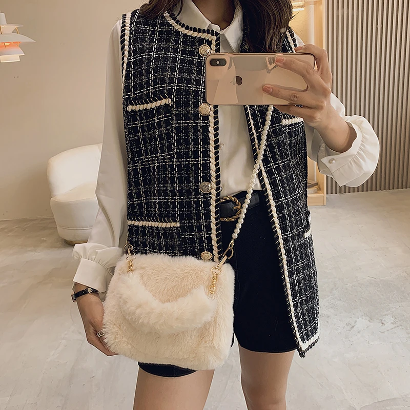 Plush Tote Bags Pearl Chain Bag For Women 2021 Winter Soft Fluffy Bags Solid Furry Luxury Designer Handbag Fur Shoulders Bags
Plush Tote Bags Pearl Chain Bag For Women 2021 Winter Soft Fluffy Bags Solid Furry Luxury Designer Handbag Fur Shoulders Bags