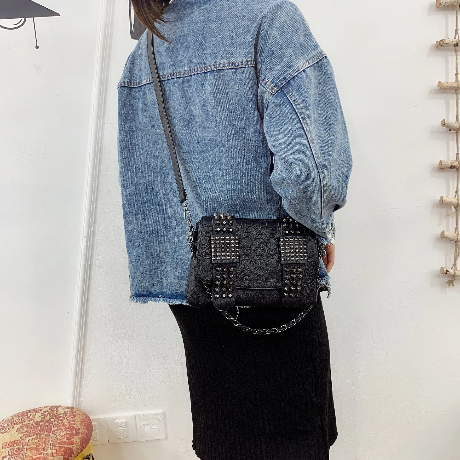 2022 Women Bags retro chain wrist fashion European and American women rivets skull skull single shoulder diagonal handbag
2022 Women Bags retro chain wrist fashion European and American women rivets skull skull single shoulder diagonal handbag
