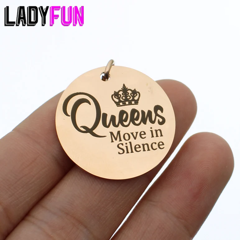Queens Шарм Нержавеющая сталь слова, шармы Queens двигаться в спокойном состоянии Подвески Полированная зеркальная поверхность Подвеска 10 шт.
Queens Шарм Нержавеющая сталь слова, шармы Queens двигаться в спокойном состоянии Подвески Полированная зеркальная поверхность Подвеска 10 шт.