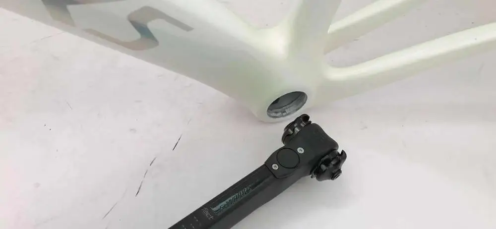 2022 New Listing White color carbon road frames disc brake bicycle carbon road frameset suitable eletrnic Mechanics and DI2
2022 New Listing White color carbon road frames disc brake bicycle carbon road frameset suitable eletrnic Mechanics and DI2