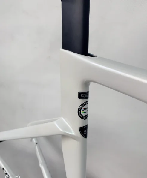 High quality road bike carbon frame BB bottom bracket with colorful logo 700C road bicycle carbon frame warranty 2 years
High quality road bike carbon frame BB bottom bracket with colorful logo 700C road bicycle carbon frame warranty 2 years