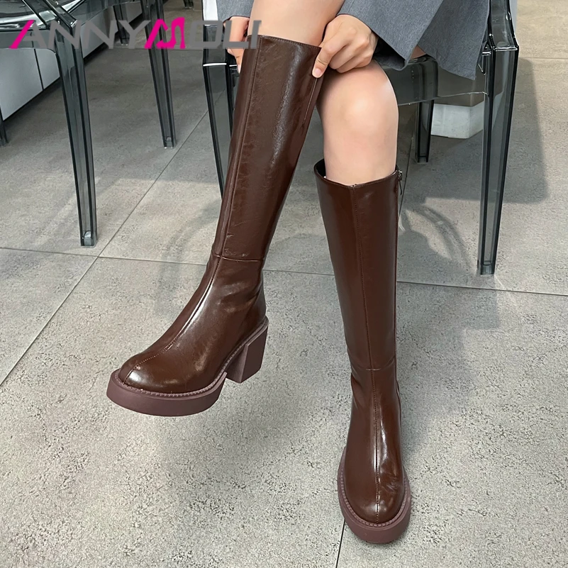 Женские сапоги до колена на высоком каблуке, с круглым носком, на молнии
Женские сапоги до колена на высоком каблуке, с круглым носком, на молнии