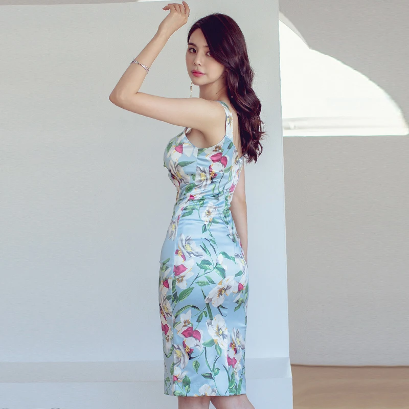 2020 summer new Korean version of the temperament V-neck sling slim package hip print dress Polyester
2020 summer new Korean version of the temperament V-neck sling slim package hip print dress Polyester