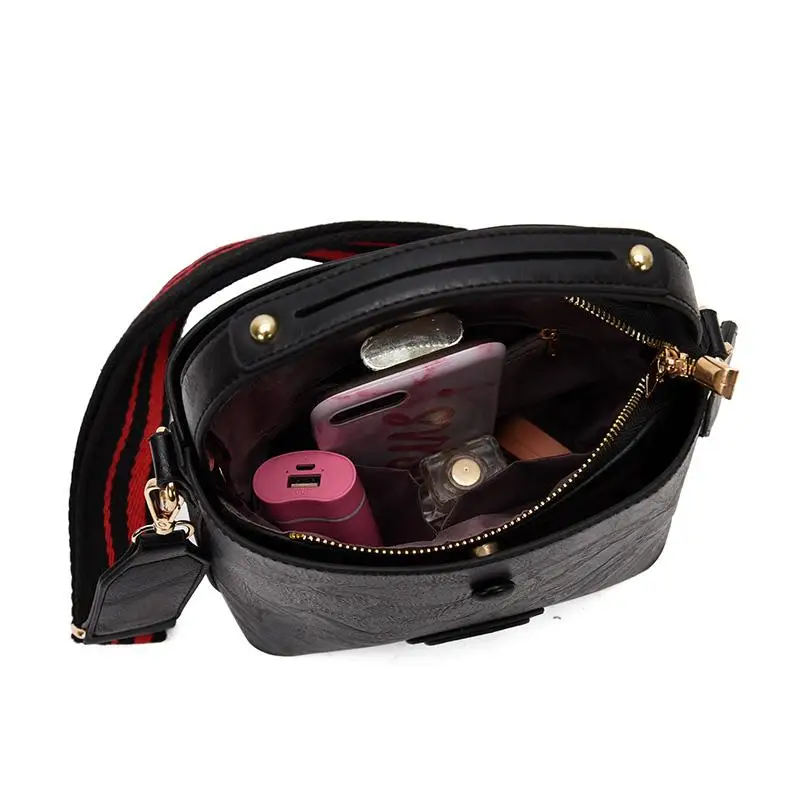 Female PU Leather Wide Strap Shoulder Bags Retro Pure Color Elegant Designer Handbags for Women Casual Shopping Crossbody Bags
Female PU Leather Wide Strap Shoulder Bags Retro Pure Color Elegant Designer Handbags for Women Casual Shopping Crossbody Bags