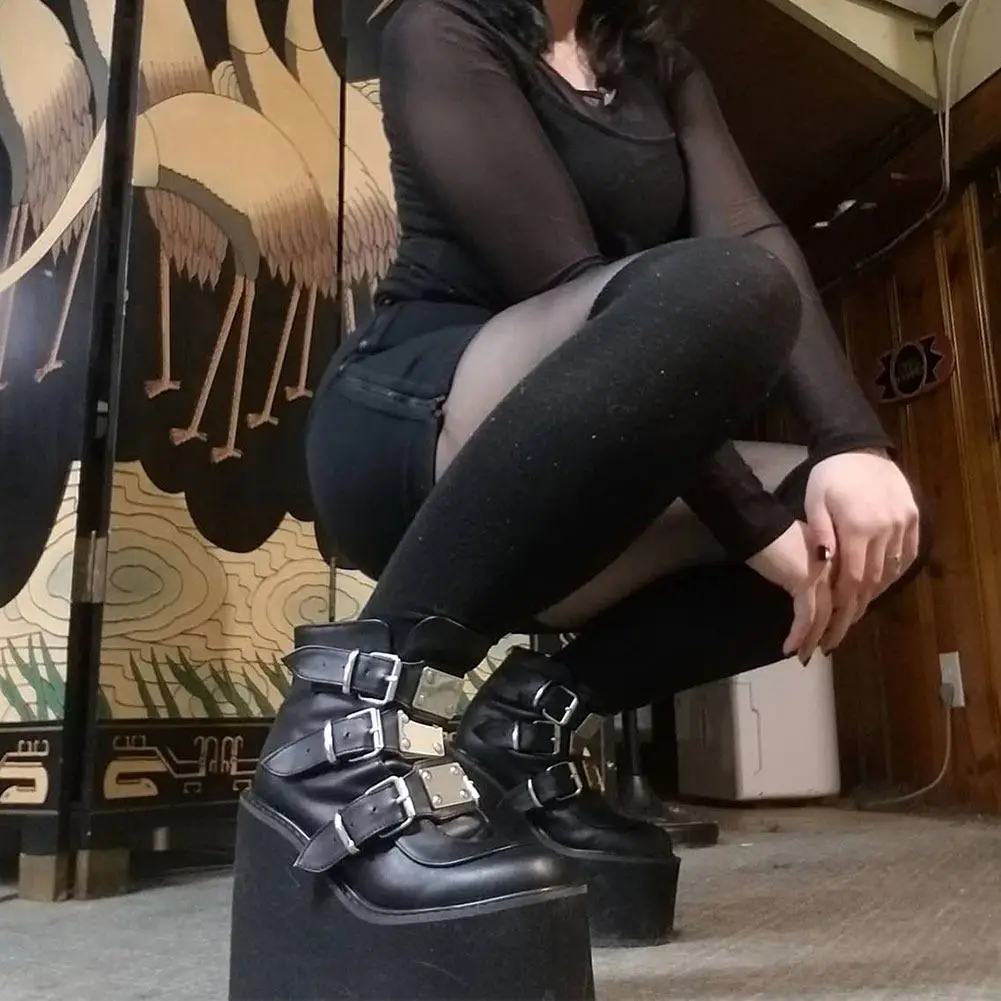 2021 Punk Brand New INS Hot Platform High Heels Gothic Style Vampire Wedges Shoes Cosplay Fashion Motorcycles Ankle Boots Women
2021 Punk Brand New INS Hot Platform High Heels Gothic Style Vampire Wedges Shoes Cosplay Fashion Motorcycles Ankle Boots Women