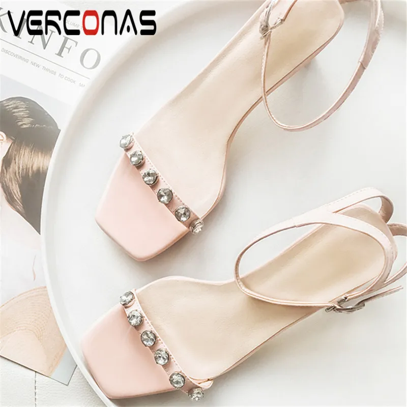 VERCONAS 2021 Women Sandals Woman Pumps Genuine Leather Ankle Strap Crystal Decoration SquareToe Square Heels Shoes Woman
VERCONAS 2021 Women Sandals Woman Pumps Genuine Leather Ankle Strap Crystal Decoration SquareToe Square Heels Shoes Woman