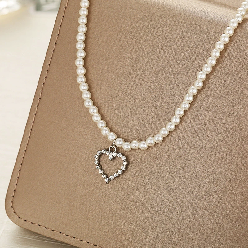 Elegant Temperament Hollow Heart Shaped Zircon Pendant Necklace Ins Style Imitation Pearl Beaded Clavicle Chain Ladies Jewelry
Elegant Temperament Hollow Heart Shaped Zircon Pendant Necklace Ins Style Imitation Pearl Beaded Clavicle Chain Ladies Jewelry