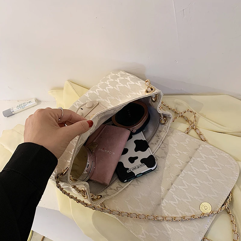 Retro Letter Graphic Small Women's Flap Baguette Shoulder Bag Chain Decor Crossbody Bags for Women 2021 Summer Trendy
Retro Letter Graphic Small Women's Flap Baguette Shoulder Bag Chain Decor Crossbody Bags for Women 2021 Summer Trendy