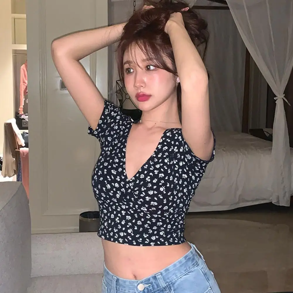 2021 New Arrival Deep V Neck Tight French Floral Print Short Tees Crop Casual Tshirt Sexy Top Shirts Female Sleeve Tops L7K8 
2021 New Arrival Deep V Neck Tight French Floral Print Short Tees Crop Casual Tshirt Sexy Top Shirts Female Sleeve Tops L7K8