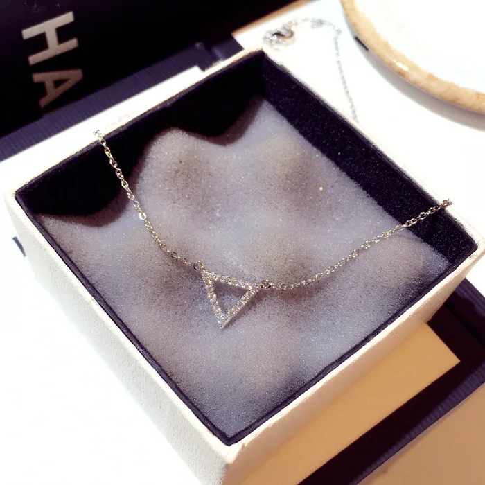 925 Sterling Silver New Fashion Simple Rose Gold Triangle Diamond Pendant Clavicle Chain Gift Ladies Jewelry Sweater Chain
925 Sterling Silver New Fashion Simple Rose Gold Triangle Diamond Pendant Clavicle Chain Gift Ladies Jewelry Sweater Chain