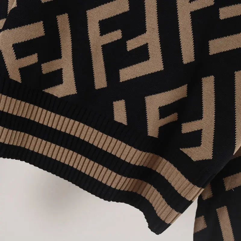 Europe Station Double F-letter Pullover Sweater Women 's Long Sleeve V-neck High Waist Short Style Temperament Slim Color Matchi 
Europe Station Double F-letter Pullover Sweater Women 's Long Sleeve V-neck High Waist Short Style Temperament Slim Color Matchi