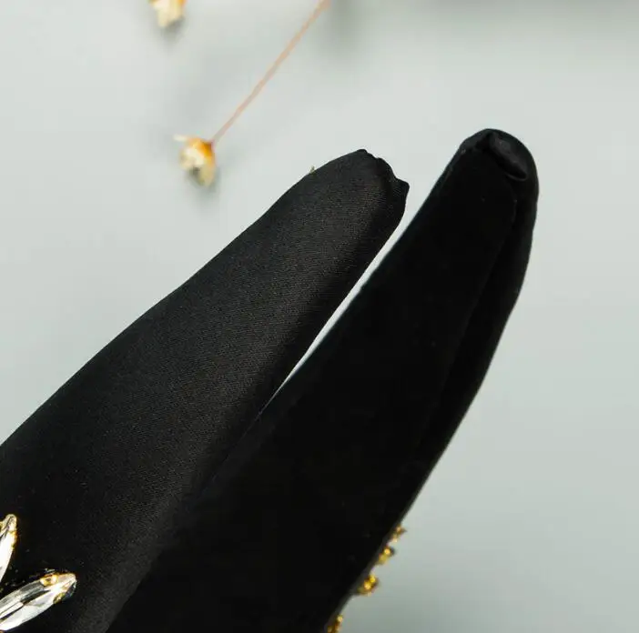 ins fashion new creative wide-brimmed full diamond hairband retro women solid color chic hair hoop
ins fashion new creative wide-brimmed full diamond hairband retro women solid color chic hair hoop