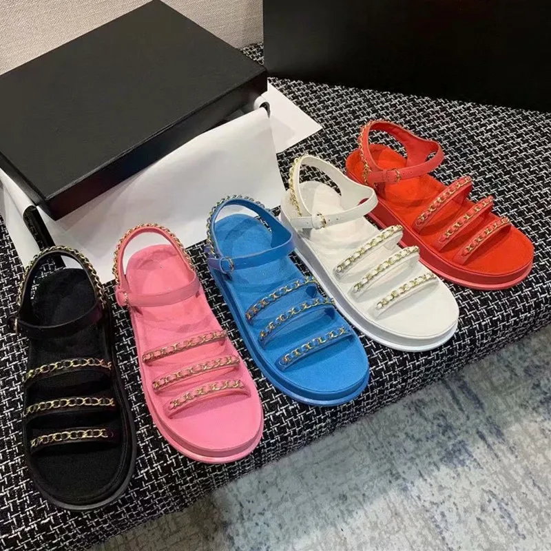 Женские босоножки с ремешком на щиколотке, на толстой подошве
Женские босоножки с ремешком на щиколотке, на толстой подошве