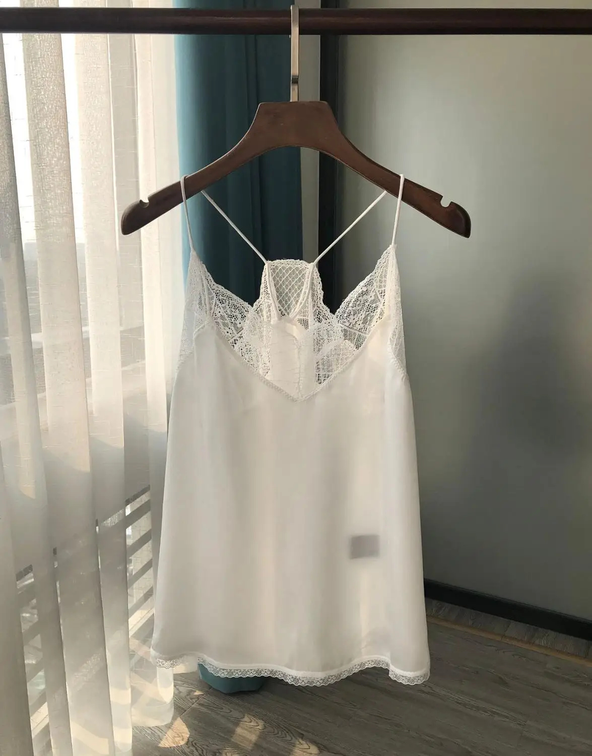 100% Silk Sling vests Sexy lace wild women Sling bottom top black white colors
100% Silk Sling vests Sexy lace wild women Sling bottom top black white colors