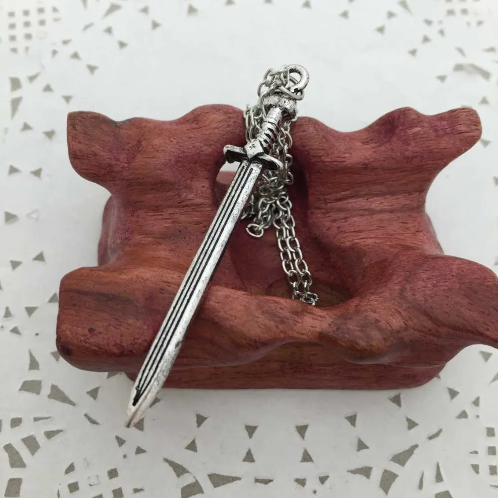 Medieval sword Gothic long swords flat wear pendant necklace for man creative weapon Jewelry on the neck chain necklace
Medieval sword Gothic long swords flat wear pendant necklace for man creative weapon Jewelry on the neck chain necklace