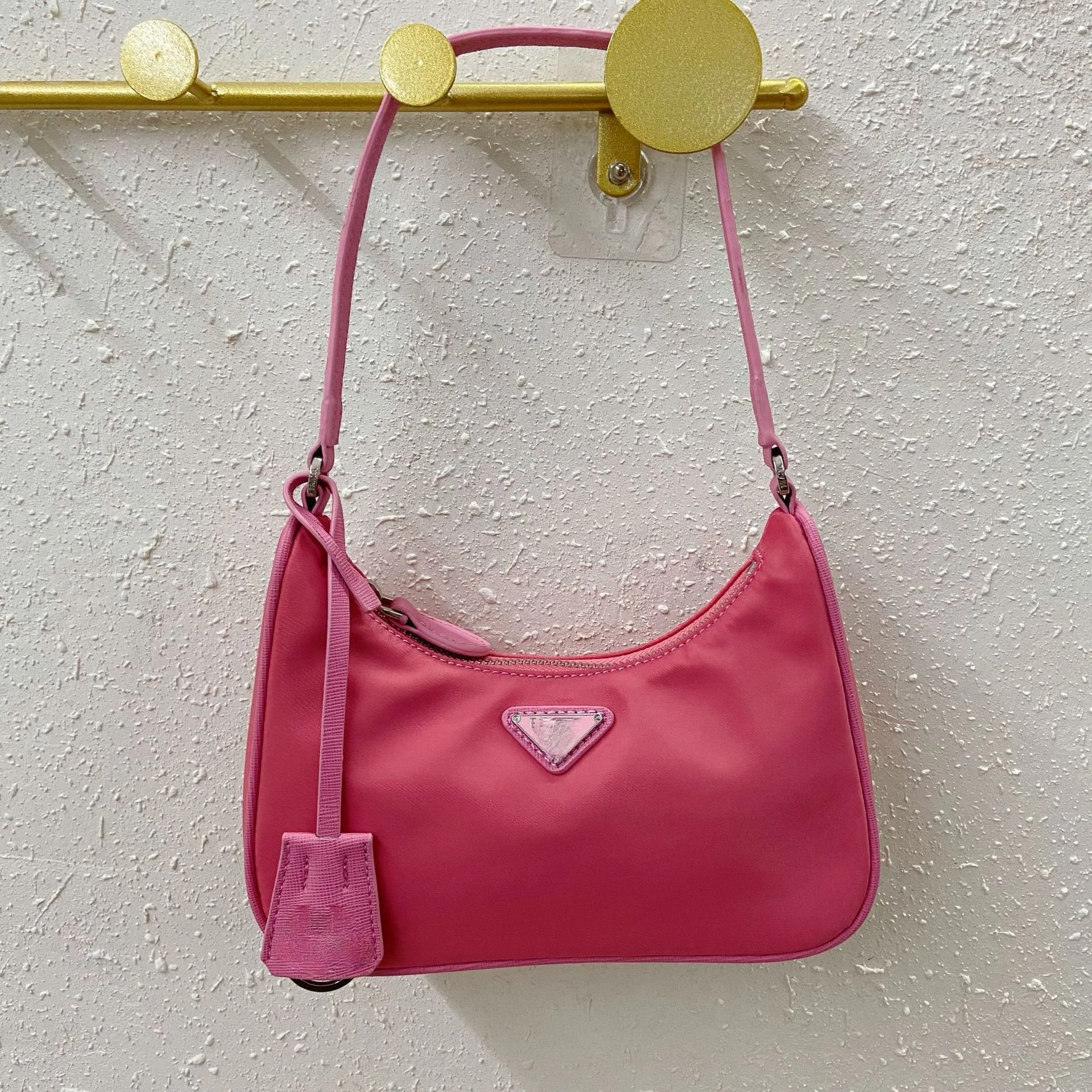 Underarm Bag Nylon Handbag Triangle Mark Leather Shoulder Strap Underarm Bag Designer Bag Crossbody Bags for Women 
Underarm Bag Nylon Handbag Triangle Mark Leather Shoulder Strap Underarm Bag Designer Bag Crossbody Bags for Women