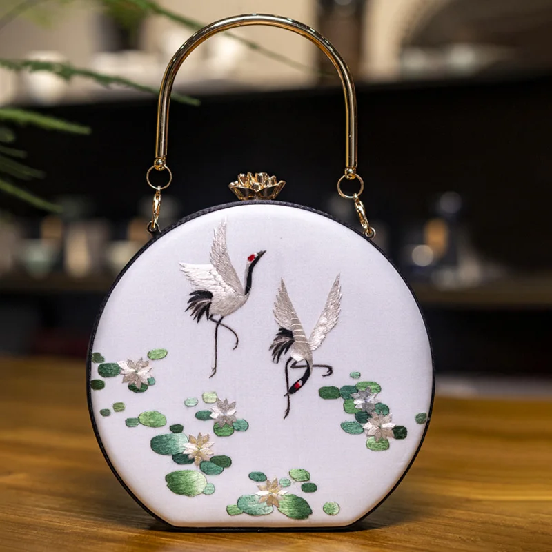 Китайский Стиль Сучжоу вышивка ручная вышивка Hanfu Qipao маленькая круглая женская сумочка сумка-мессенджер на цепочке подарок
Китайский Стиль Сучжоу вышивка ручная вышивка Hanfu Qipao маленькая круглая женская сумочка сумка-мессенджер на цепочке подарок