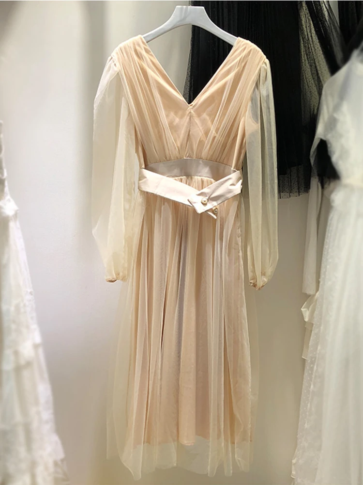 Solid color sexy V-neck straps waist waist see-through tulle big swing dress ladies autumn new fashion temperament free shipping
Solid color sexy V-neck straps waist waist see-through tulle big swing dress ladies autumn new fashion temperament free shipping