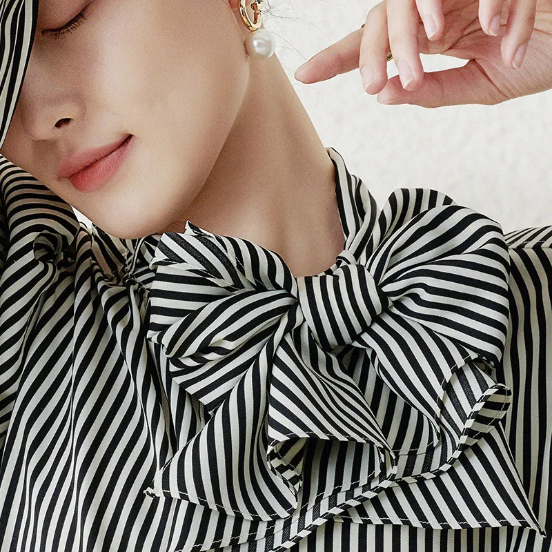 Striped Shirt Women's Design Asymmetric Top Bow Lace-up Bottoming Shirt French Vertical Stripes Slimming Shirt
Striped Shirt Women's Design Asymmetric Top Bow Lace-up Bottoming Shirt French Vertical Stripes Slimming Shirt