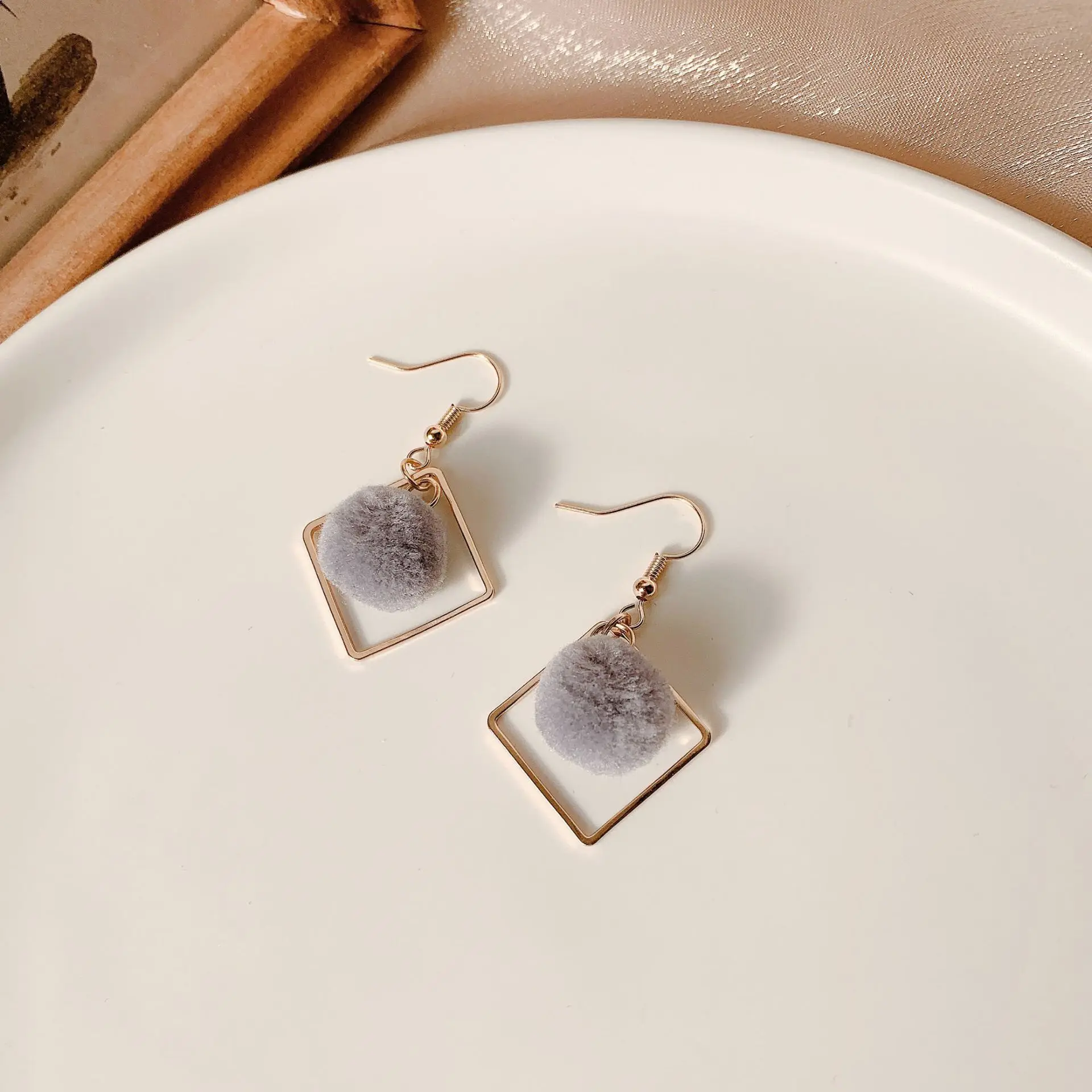 Plush autumn and winter earrings 2020 new tide women simple and small versatile earrings net red vintage temperament earrings
Plush autumn and winter earrings 2020 new tide women simple and small versatile earrings net red vintage temperament earrings