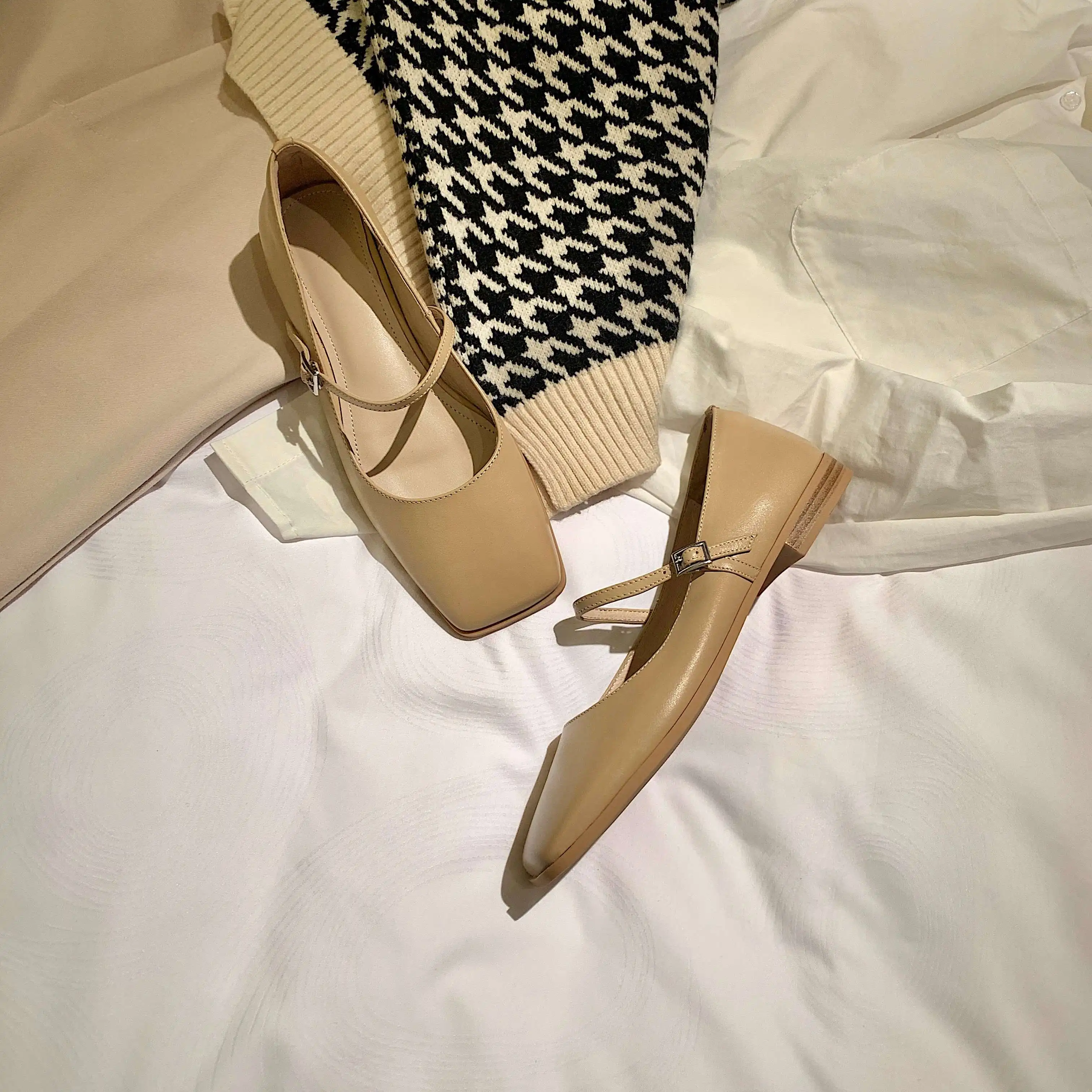 Krazing pot 2021 new arrival genuine leather square toe low heel buckle strap young lady streetwear comfortable women pumps L35 
Krazing pot 2021 new arrival genuine leather square toe low heel buckle strap young lady streetwear comfortable women pumps L35