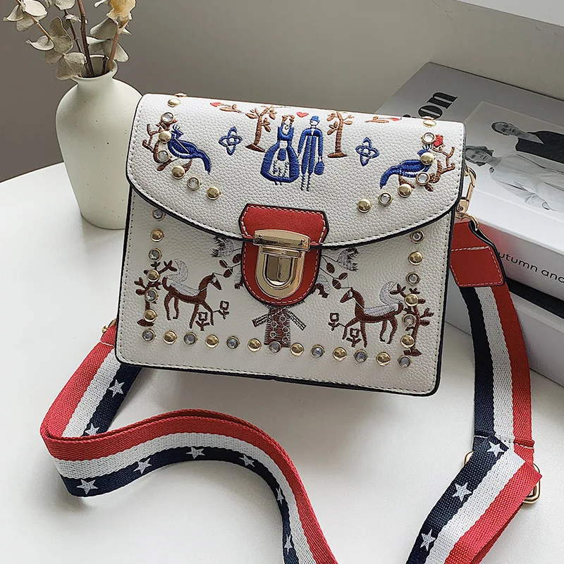 Retro Embroidery Shoulder Bags for Women Rivet Designer Crossbody Bags Ladies Broadband Small Messenger Bag Simple Flap Handbags
Retro Embroidery Shoulder Bags for Women Rivet Designer Crossbody Bags Ladies Broadband Small Messenger Bag Simple Flap Handbags