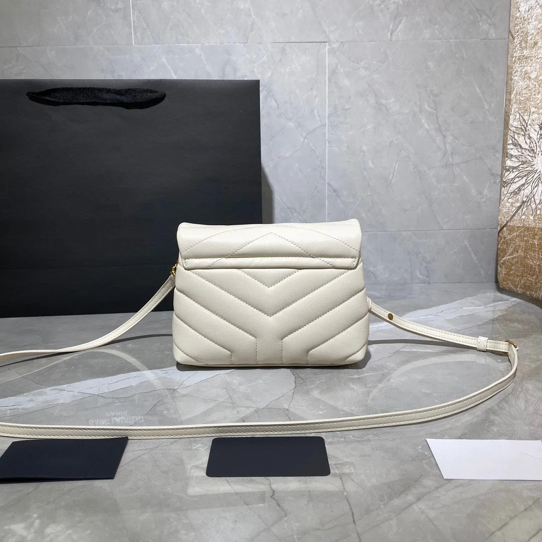 Genuine leather bag women 2021 new trendy fashion high-end sense of V pattern wild one-shoulder messenger small square bag women
Genuine leather bag women 2021 new trendy fashion high-end sense of V pattern wild one-shoulder messenger small square bag women