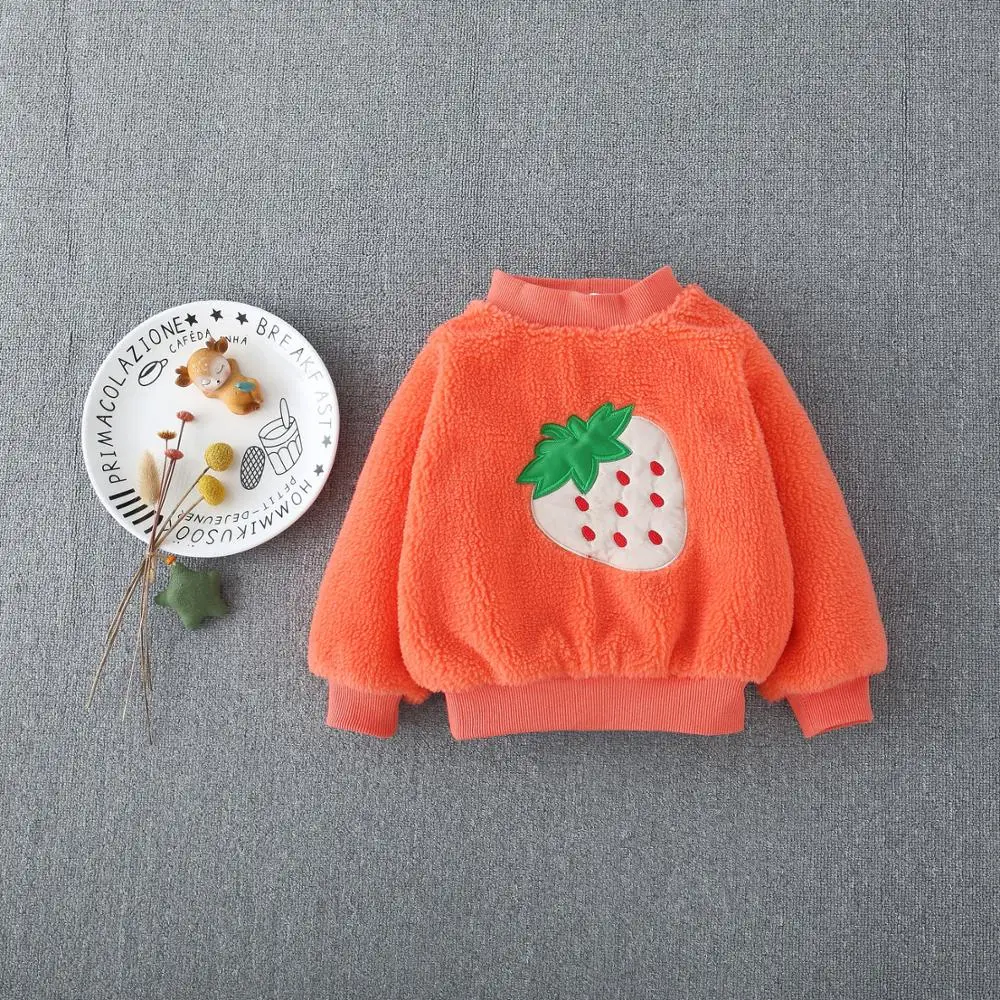 Зимний теплый утепленный флисовый пуловер с клубничкой для маленьких девочек