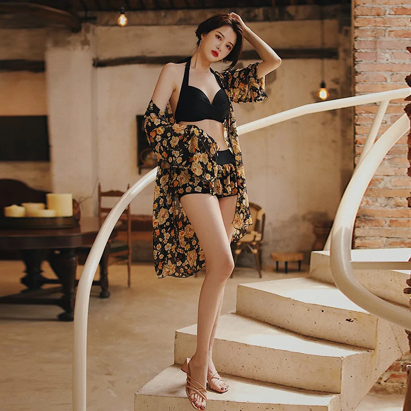 2021 Summer New Floral Print Beach Wear Sun Protection Blouse Hot Spring Sexy Backless 3 Piece Bikini Set Bathing Suit Women
2021 Summer New Floral Print Beach Wear Sun Protection Blouse Hot Spring Sexy Backless 3 Piece Bikini Set Bathing Suit Women